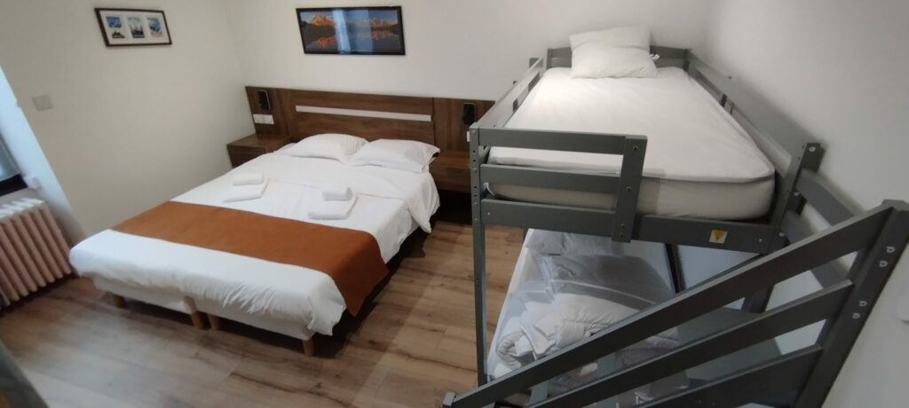 Intérieur chambre familiale avec télévision et wifi