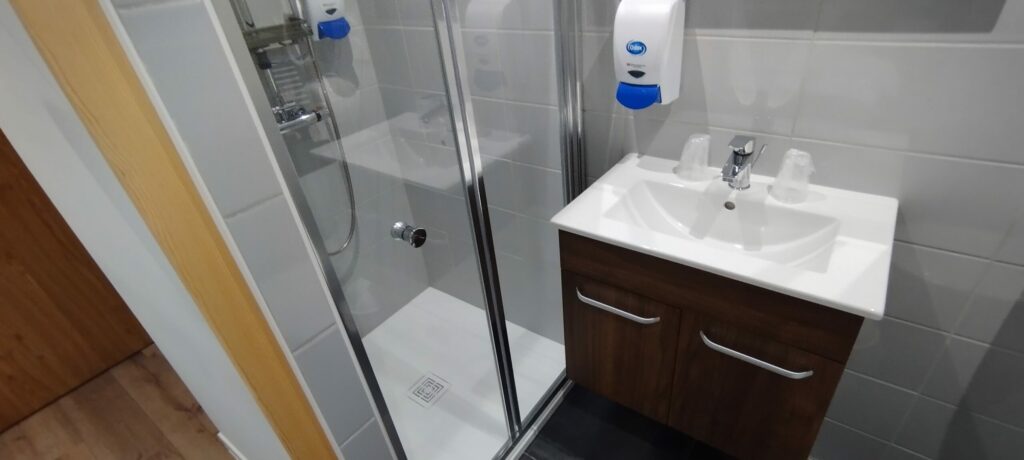 Salle de douche chambre standard hôtel de la Gare
