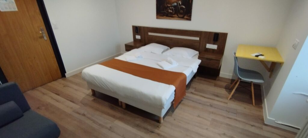 Chambre double 2 à 3 personnes avec wifi et télévision
