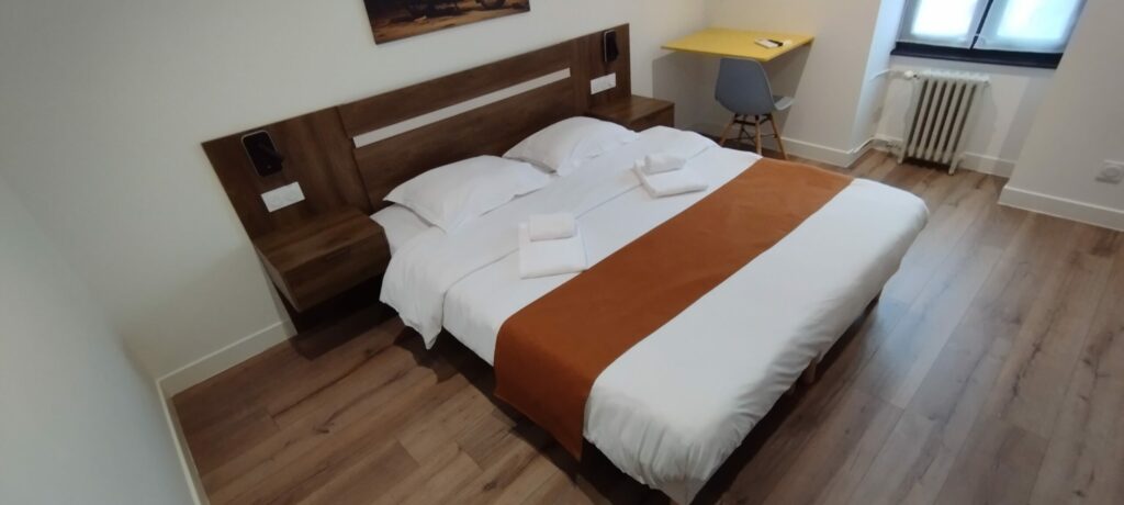Chambre double avec wifi et climatisation, hôtel La Voie Gourmande